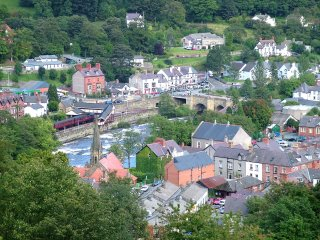 Small market town of early medieval and medieval origins now forming an important regional tourist centre exploiting its canal and railway heritage.