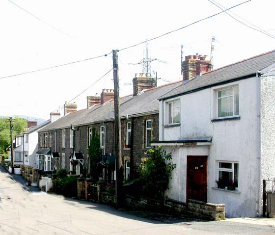 Small rural settlement: nineteenth century ribbon settlement and twentieth century planned estates. Variety of domestic housing, vernacular buildings, industrial and social housing. Transport networks including road and links to Llanfoist wharf and canal (HLCA013). Minor industrial processing features.