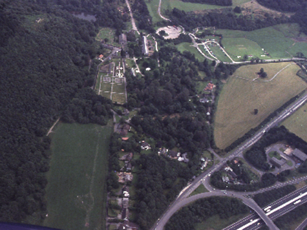 Post-medieval estate village with 20th century ribbon addition; post-medieval (17th-19th century) vernacular buildings and 20th century suburban residences.