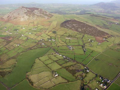 Carn Fadryn, Llaniestyn enclosures