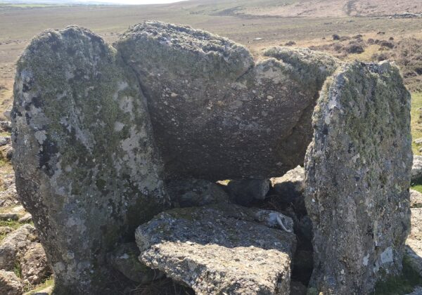 Beddrod siambr Sweyne's Howe (a enwyd ar ôl Sweyn Forkbeard, sylfaenydd honedig Abertawe)