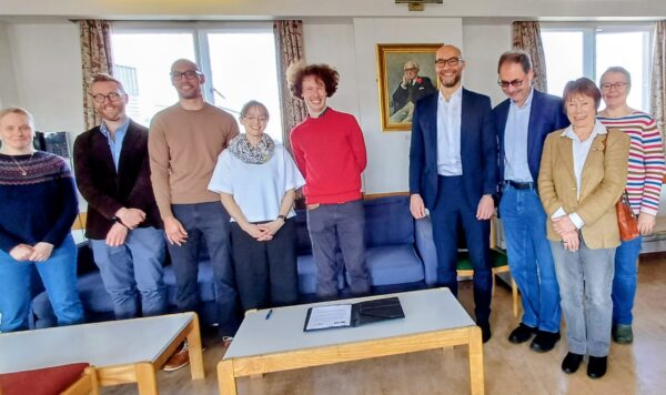 Rhai o'n Hymddiriedolwyr Heneb a staff gyda staff academaidd o UCL.